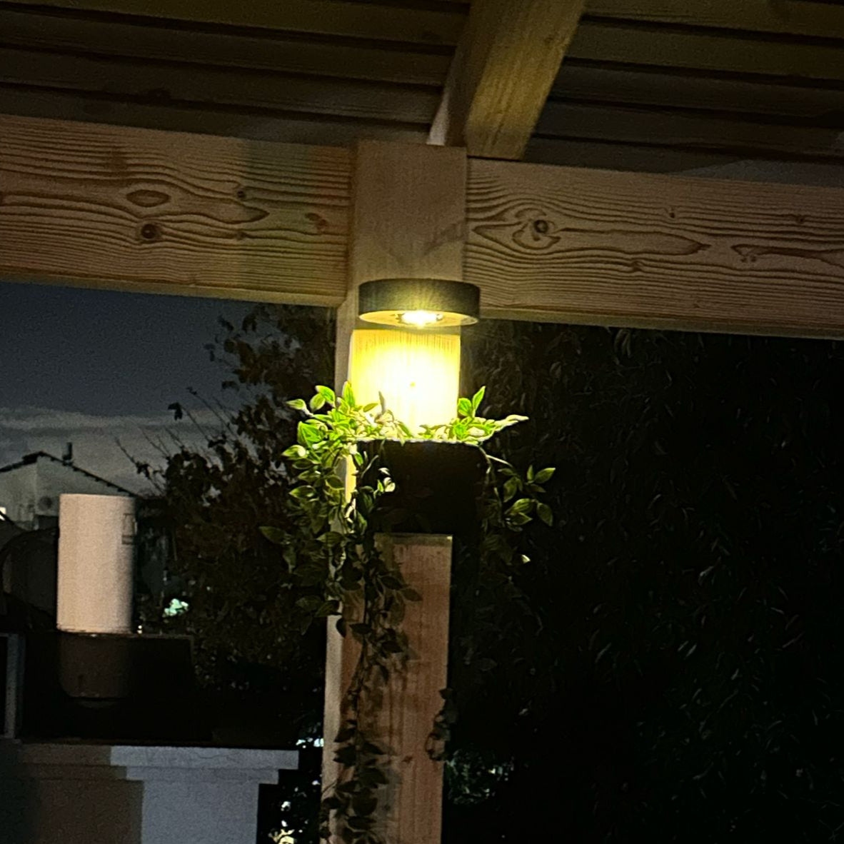 תאורת קיר סולארית עם עציץ קיר תואם - SolLume