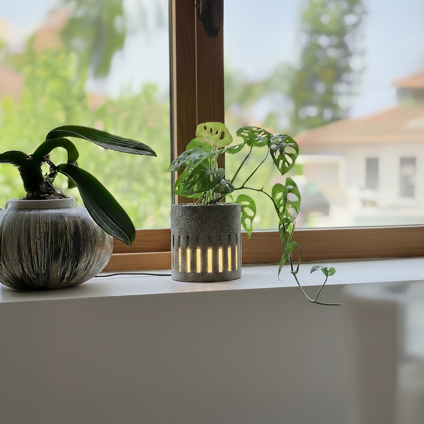 FloraDesk - גוף תאורה שולחני עם עציץ מובנה